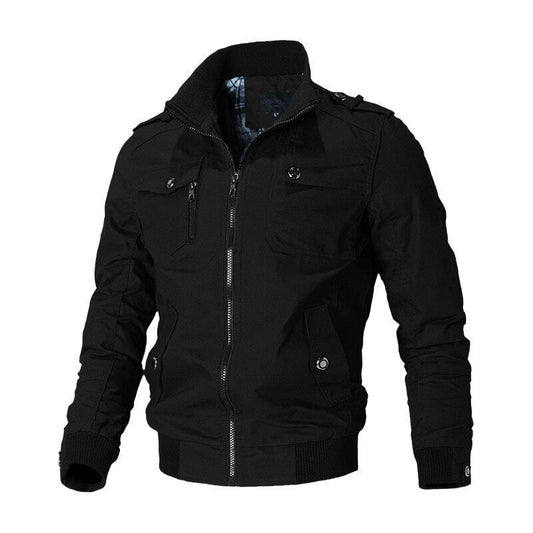 Schwarze Herren-Bomberjacke mit Reißverschluss, Stehkragen und Taschen. Modische Übergangsjacke, ideal für Herbst und Frühling.