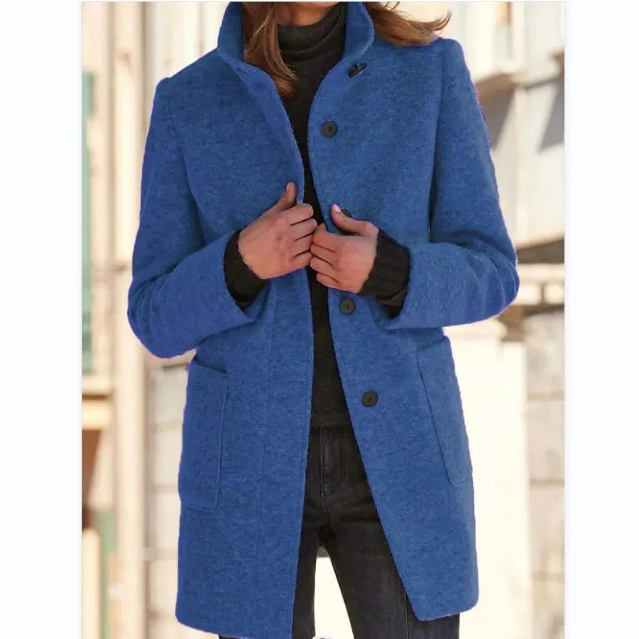 Damen-Wollmantel in Blau mit Stehkragen und Knöpfen. Vintage-Stil, ideal für Herbst/Winter. Modischer, lässiger Look für Frauen.