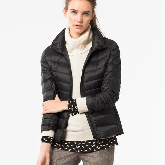 Damen-Daunenjacke in Schwarz, leicht und warm, ideal für Herbst und Winter. Modischer Look mit Stehkragen und tailliertem Schnitt.