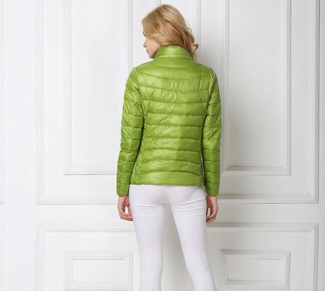 Damen-Daunenjacke in leuchtendem Grün, leicht und warm. Perfekt für Outdoor-Aktivitäten. Modischer Look, ideal für Herbst und Winter.