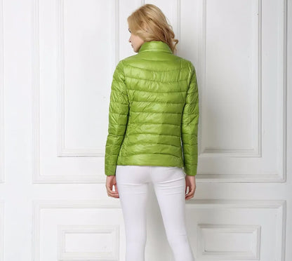 Damen-Daunenjacke in leuchtendem Grün, leicht und warm. Perfekt für Outdoor-Aktivitäten. Modischer Look, ideal für Herbst und Winter.
