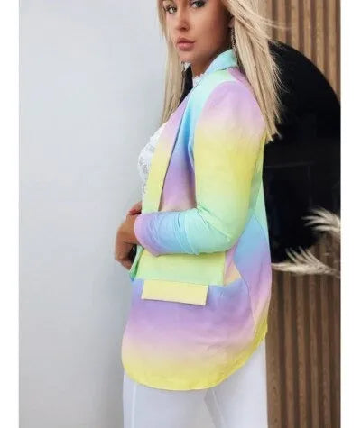 Bunte Damenjacke mit langen Ärmeln und Batikmuster, ideal für modische Outfits. Perfekt für trendige Looks und stilvolle Akzente.