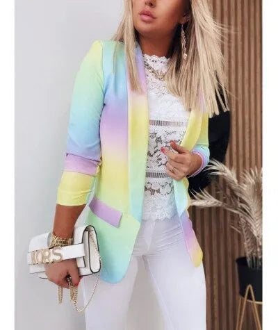 Bunte Damenjacke mit Batikmuster, langärmelig, modisch und elegant. Perfekt für Frühling und Sommer. Trendige Mode für stilbewusste Frauen.