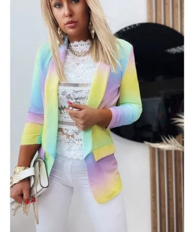 Bunte Damenjacke mit langen Ärmeln und Batikmuster, kombiniert mit weißer Spitzenbluse. Modetrend, stilvoll, auffällig, farbenfroh.