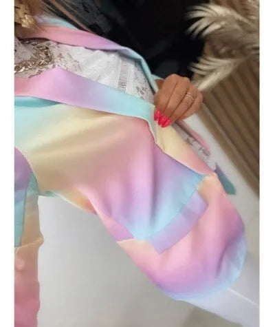Bunte Damenjacke mit langen Ärmeln, Tie-Dye-Design, pastellfarben. Modische Oberbekleidung, ideal für trendige Frühlings- und Sommeroutfits.