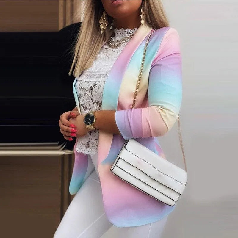 Damenjacke langärmlig, Batikmuster, pastellfarben. Modischer Look mit weißer Spitzenbluse und Umhängetasche. Perfekt für trendige Outfits.