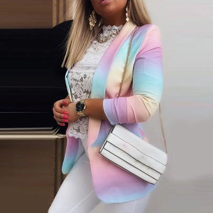 Damenjacke langärmlig, Batikmuster, pastellfarben. Modischer Look mit weißer Spitzenbluse und Umhängetasche. Perfekt für trendige Outfits.